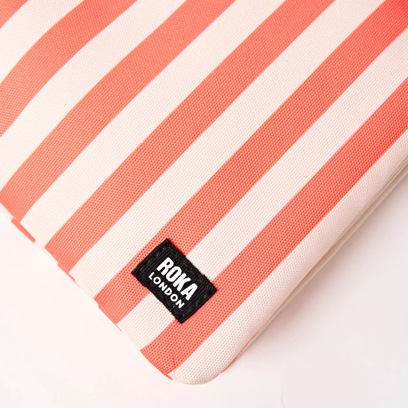 ROKA Carnaby Crossbody XL Tasche aus recyceltem Canvas mit Korallenstreifen