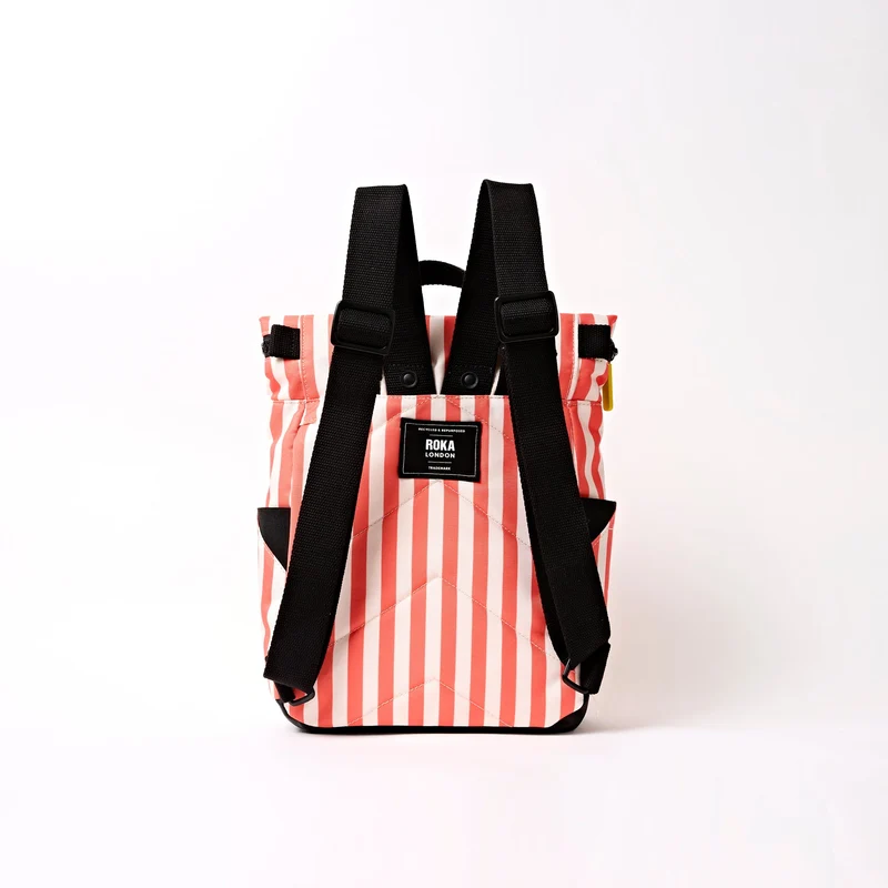 ROKA Canfield Kleine Tasche aus recyceltem Canvas mit Korallenstreifen