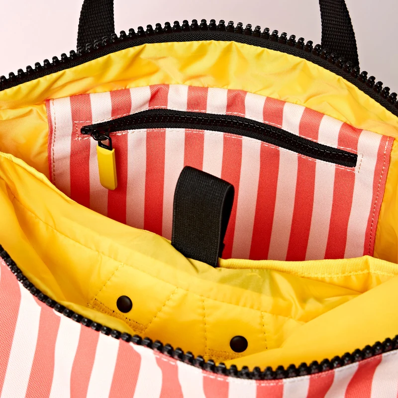 ROKA Canfield Kleine Tasche aus recyceltem Canvas mit Korallenstreifen