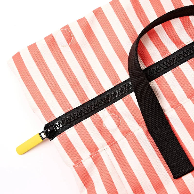 ROKA Canfield Kleine Tasche aus recyceltem Canvas mit Korallenstreifen