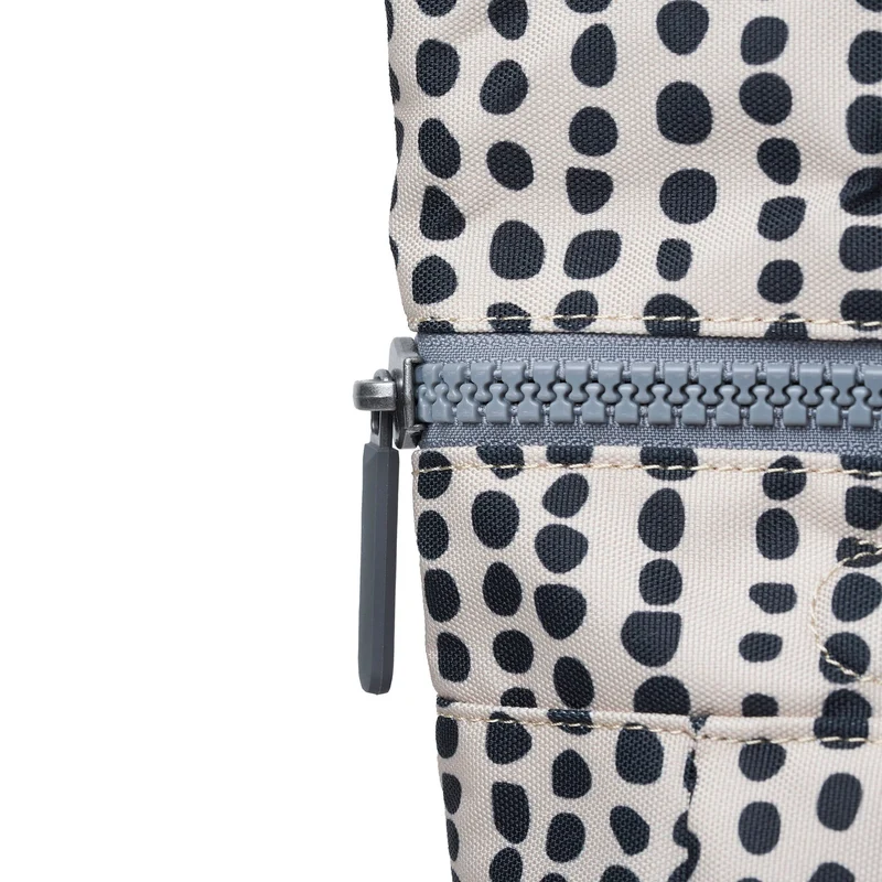 ROKA Canfield B Linear Dot Kleine Tasche aus recyceltem Canvas