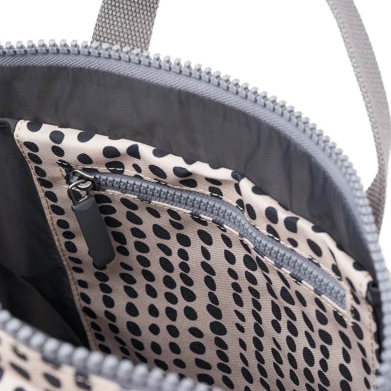 ROKA Canfield B Linear Dot Kleine Tasche aus recyceltem Canvas