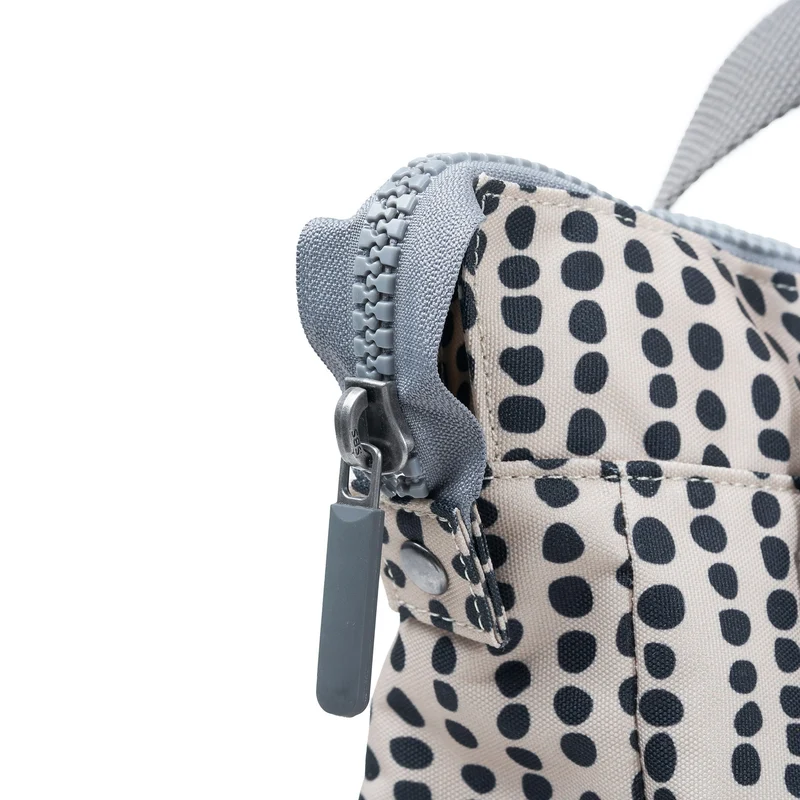 ROKA Bantry B Linear Dot Kleine Tasche aus recyceltem Canvas