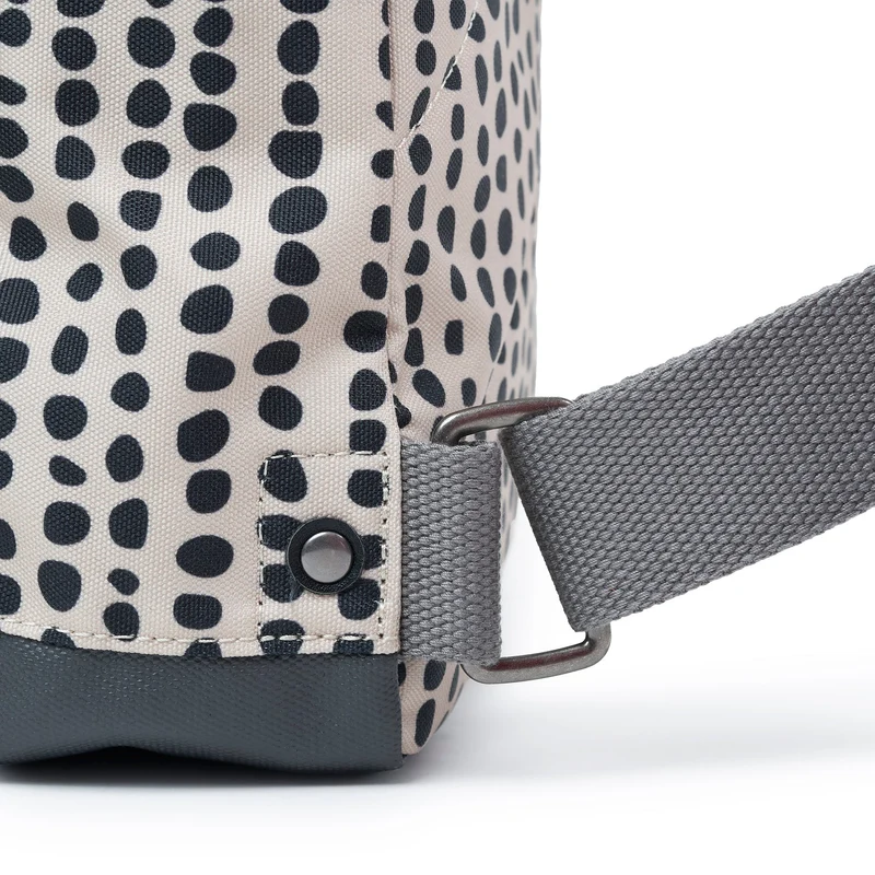 ROKA Bantry B Linear Dot Kleine Tasche aus recyceltem Canvas