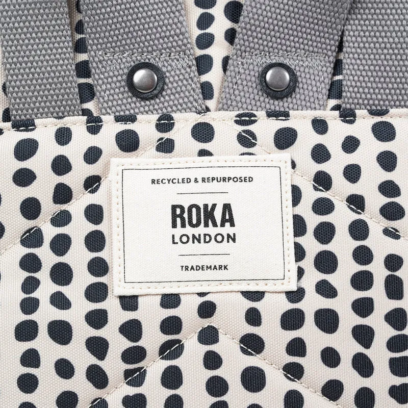 ROKA Bantry B Linear Dot Kleine Tasche aus recyceltem Canvas