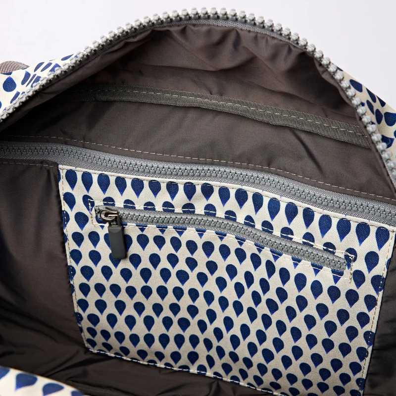 ROKA Gatwick Kleine Tasche aus recyceltem Canvas | Denim Rain Indigo