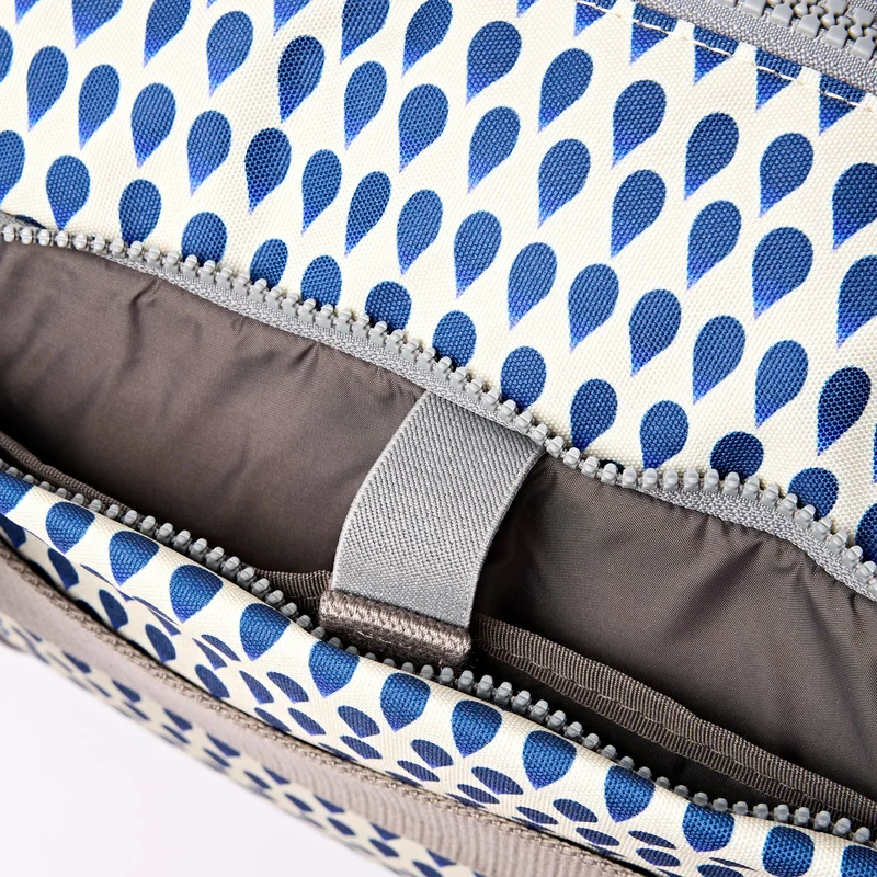 ROKA Gatwick Kleine Tasche aus recyceltem Canvas | Denim Rain Indigo