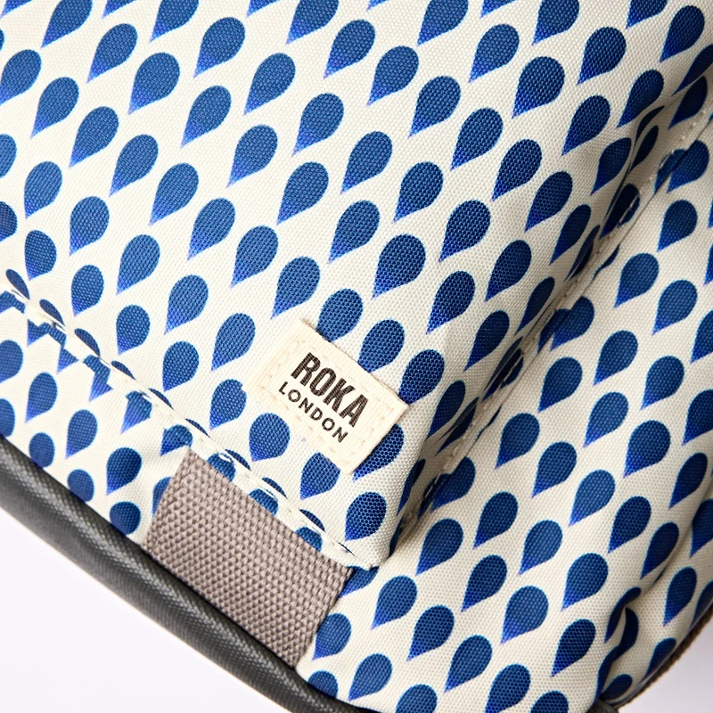 ROKA Gatwick Kleine Tasche aus recyceltem Canvas | Denim Rain Indigo