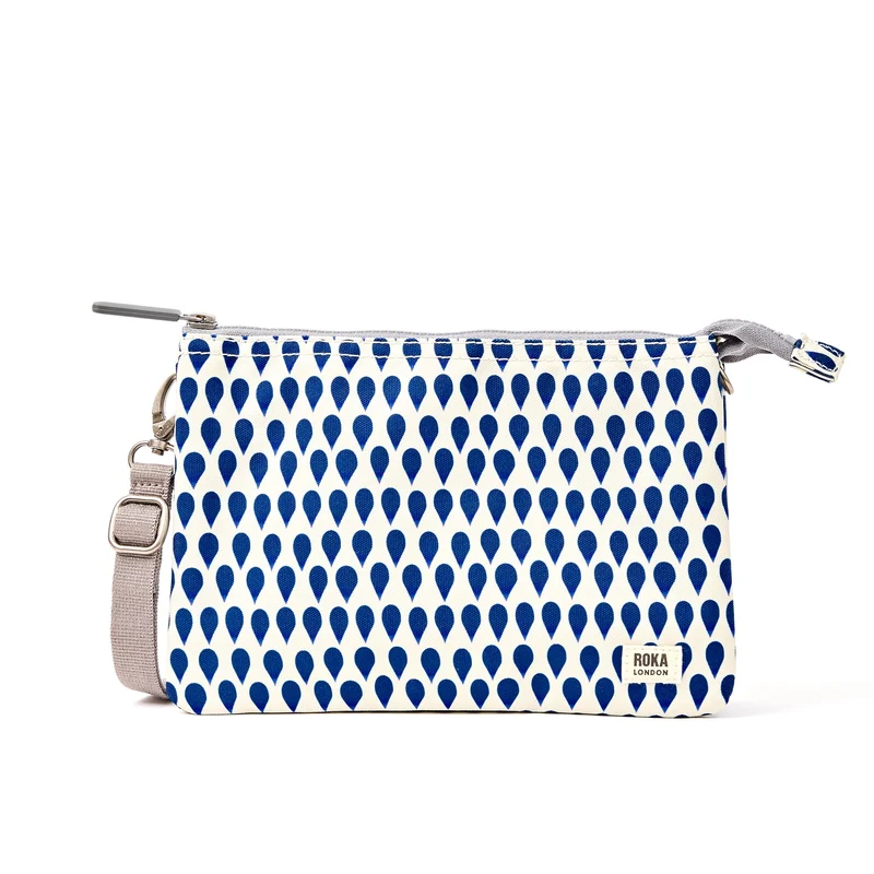 ROKA Carnaby Crossbody XL Denim Rain Tasche aus recyceltem Canvas