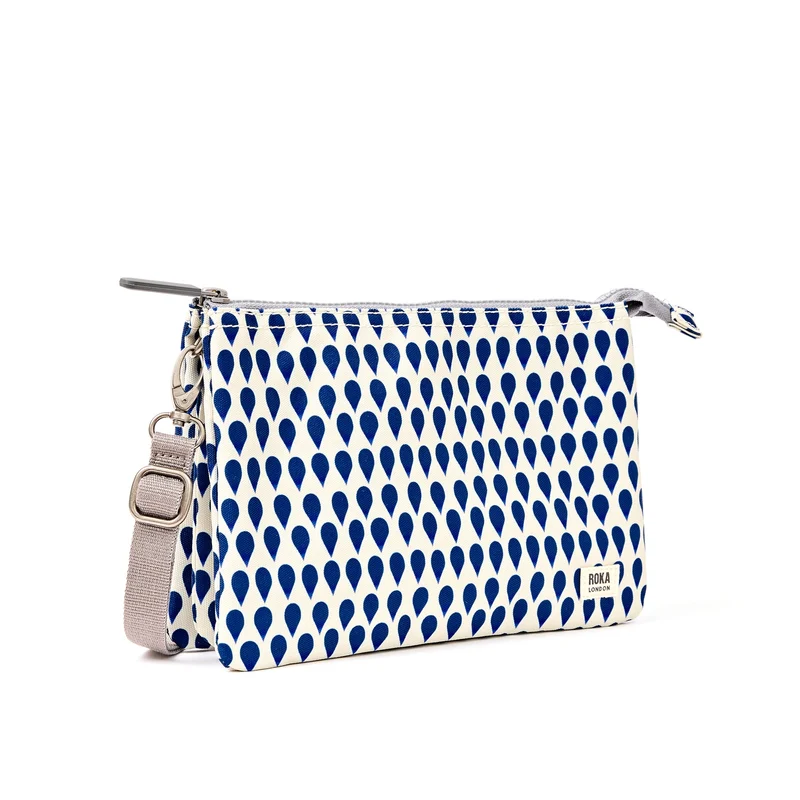 ROKA Carnaby Crossbody XL Denim Rain Tasche aus recyceltem Canvas