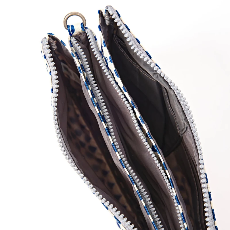 ROKA Carnaby Crossbody XL Denim Rain Tasche aus recyceltem Canvas