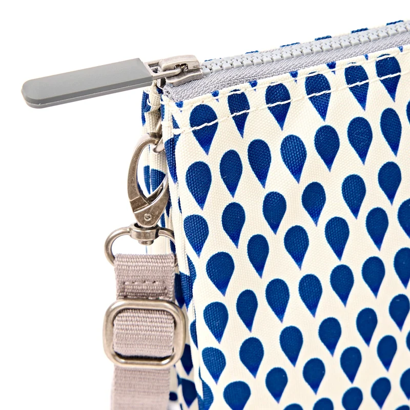ROKA Carnaby Crossbody XL Denim Rain Tasche aus recyceltem Canvas