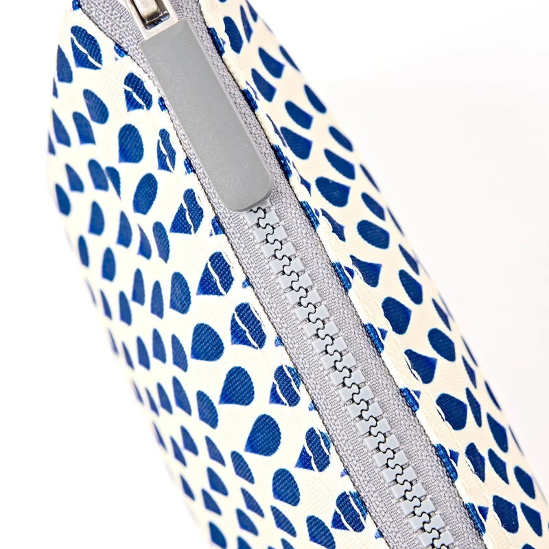 ROKA Carnaby Crossbody XL Denim Rain Tasche aus recyceltem Canvas