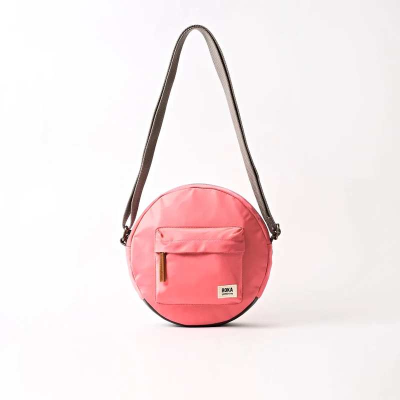 ROKA Paddington Kleine Tasche aus recyceltem Nylon | Rosa Limonade