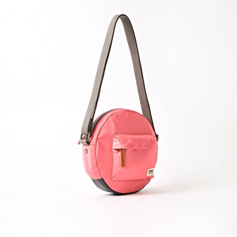 ROKA Paddington Kleine Tasche aus recyceltem Nylon | Rosa Limonade