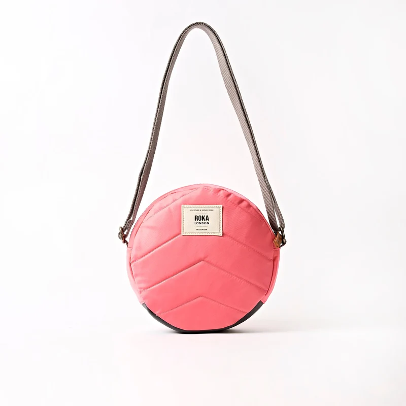 ROKA Paddington Kleine Tasche aus recyceltem Nylon | Rosa Limonade