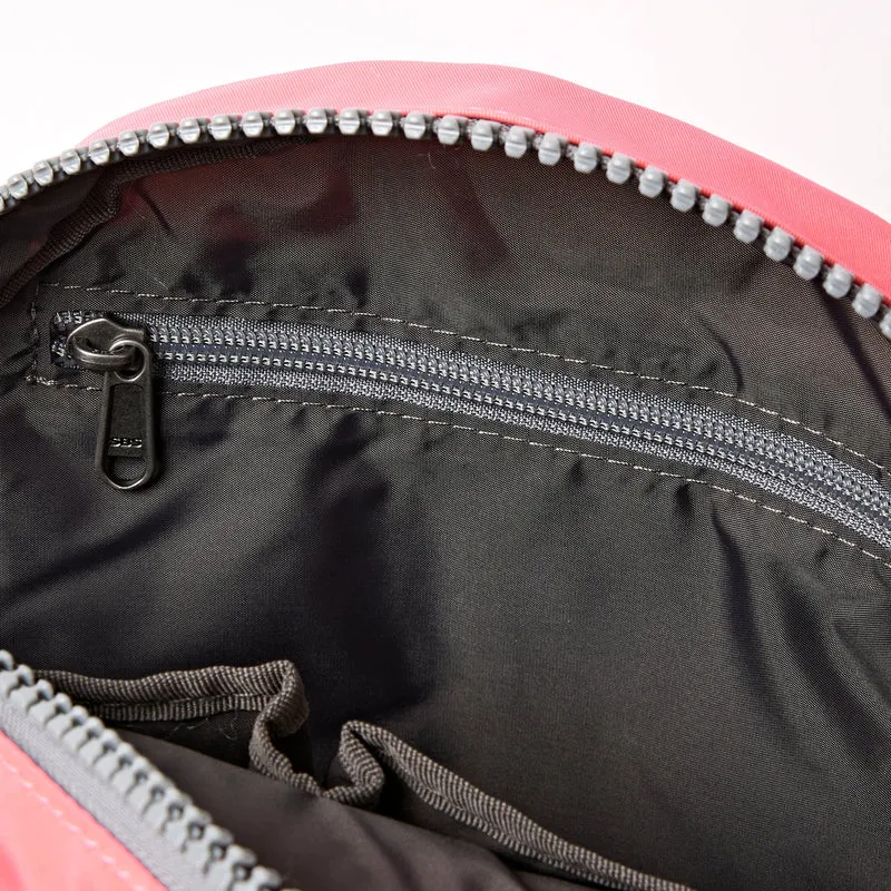 ROKA Paddington Kleine Tasche aus recyceltem Nylon | Rosa Limonade