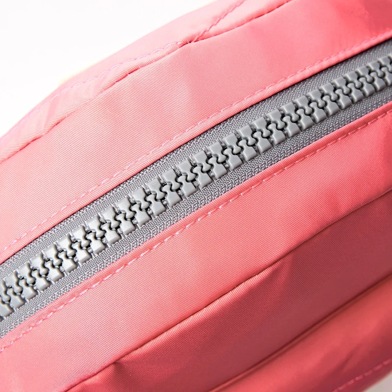 ROKA Paddington Kleine Tasche aus recyceltem Nylon | Rosa Limonade