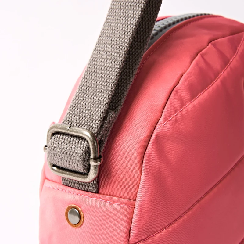 ROKA Paddington Kleine Tasche aus recyceltem Nylon | Rosa Limonade