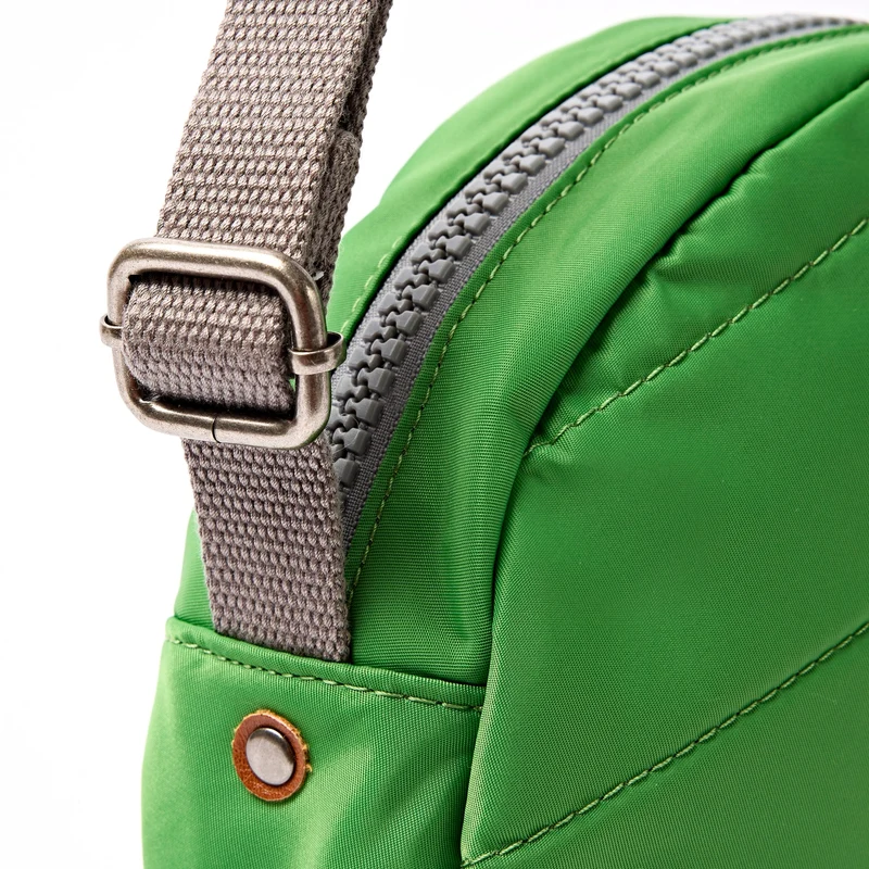 ROKA Paddington Kleine Tasche aus recyceltem Nylon | Online Lime