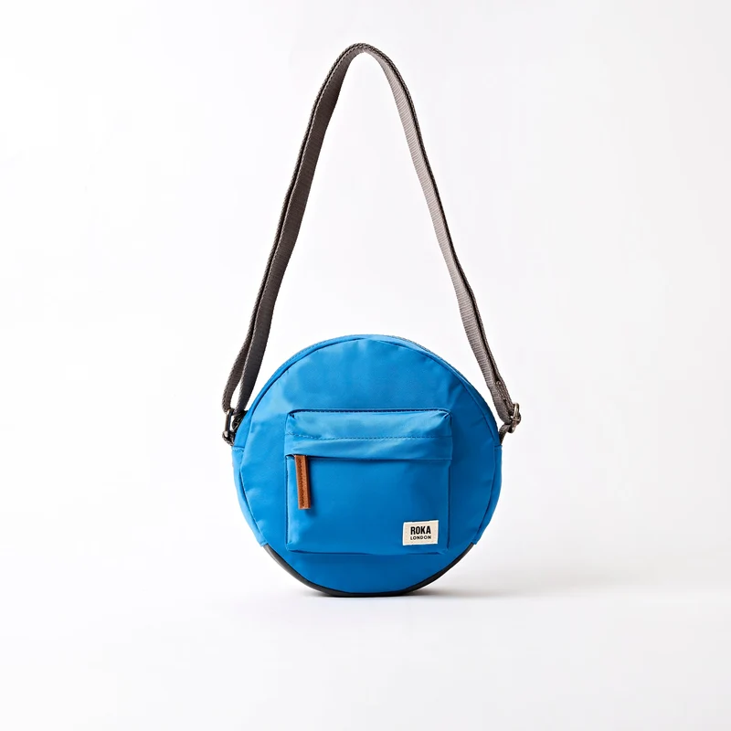 ROKA Paddington Kleine Tasche aus recyceltem Nylon | Malibu-Blau