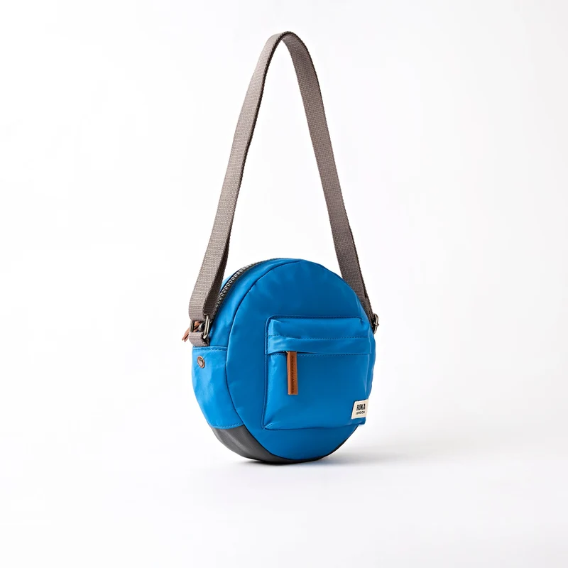 ROKA Paddington Kleine Tasche aus recyceltem Nylon | Malibu-Blau