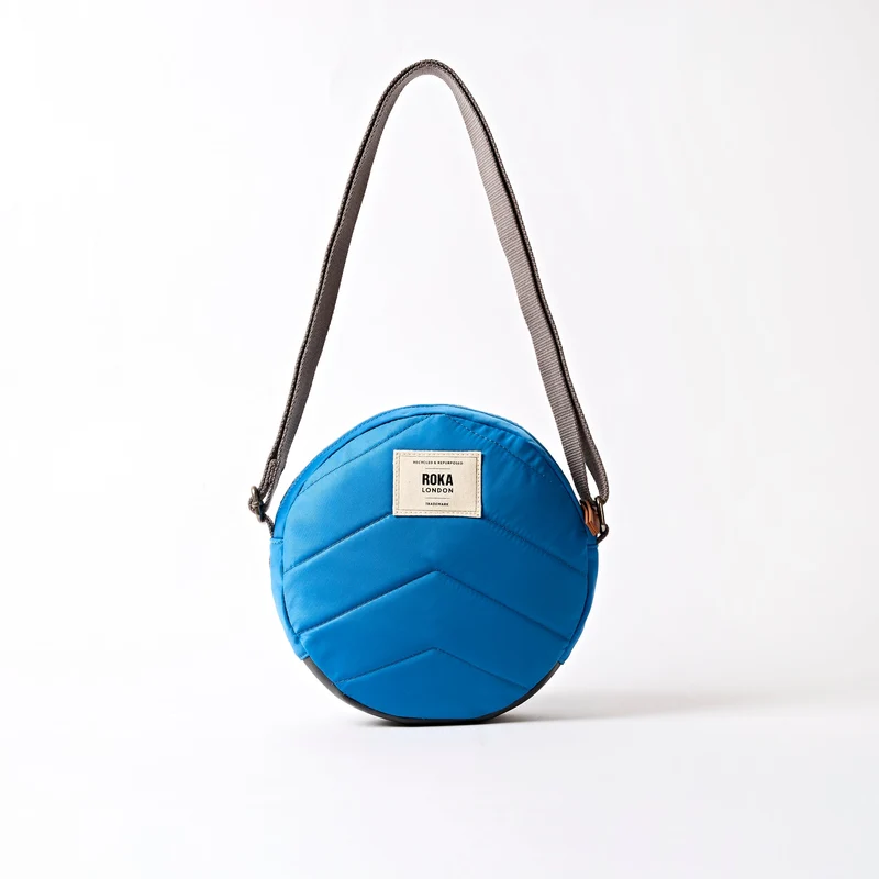 ROKA Paddington Kleine Tasche aus recyceltem Nylon | Malibu-Blau