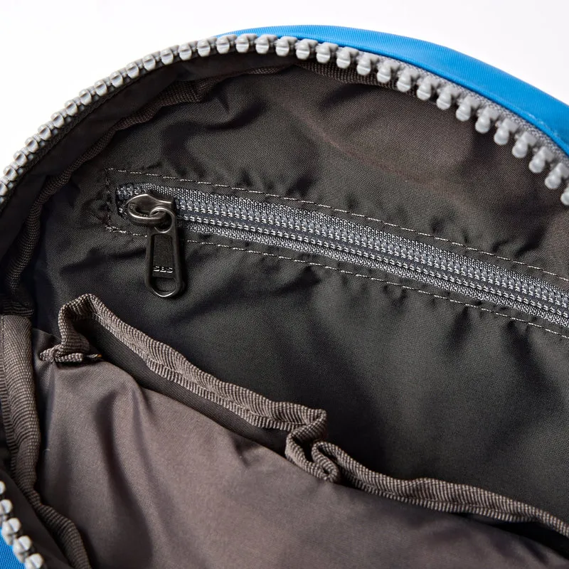 ROKA Paddington Kleine Tasche aus recyceltem Nylon | Malibu-Blau