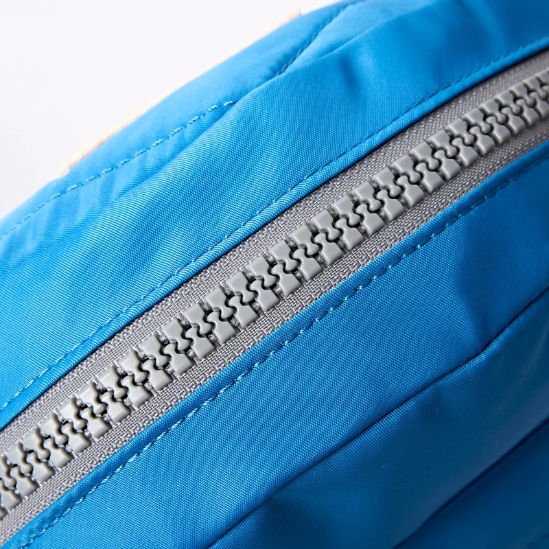 ROKA Paddington Kleine Tasche aus recyceltem Nylon | Malibu-Blau
