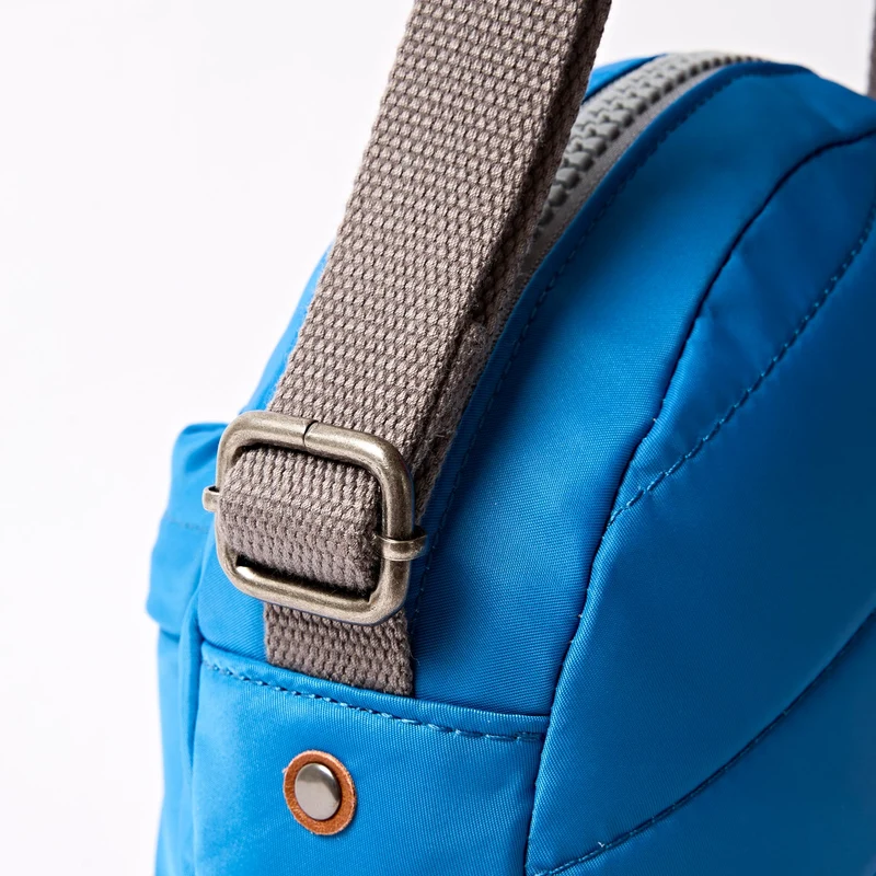 ROKA Paddington Kleine Tasche aus recyceltem Nylon | Malibu-Blau