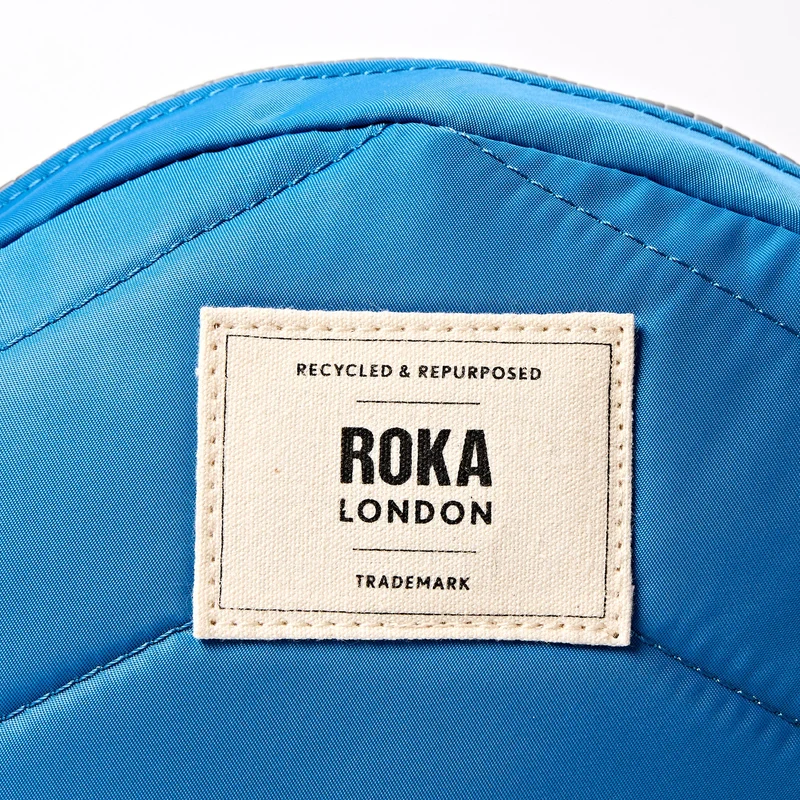 ROKA Paddington Kleine Tasche aus recyceltem Nylon | Malibu-Blau