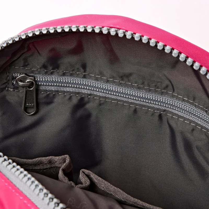 ROKA Paddington Kleine Tasche aus recyceltem Nylon | Granitrot