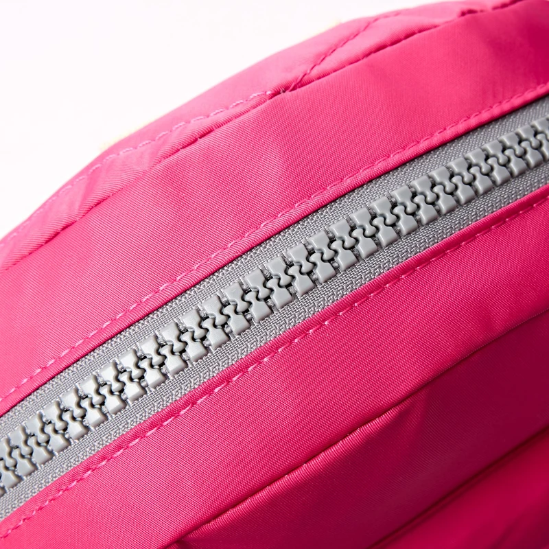 ROKA Paddington Kleine Tasche aus recyceltem Nylon | Granitrot