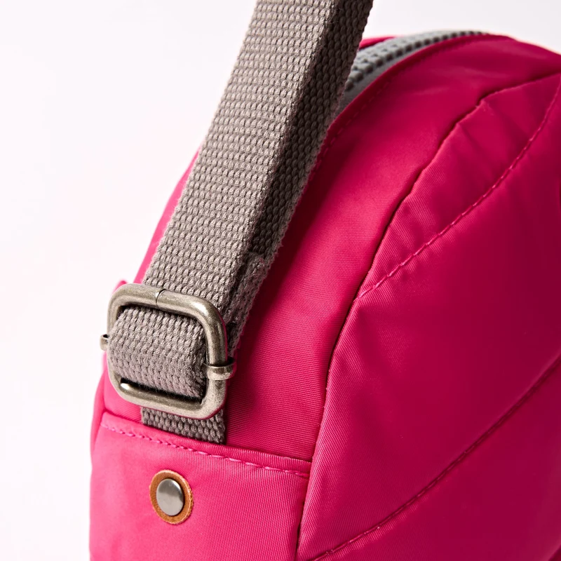 ROKA Paddington Kleine Tasche aus recyceltem Nylon | Granitrot