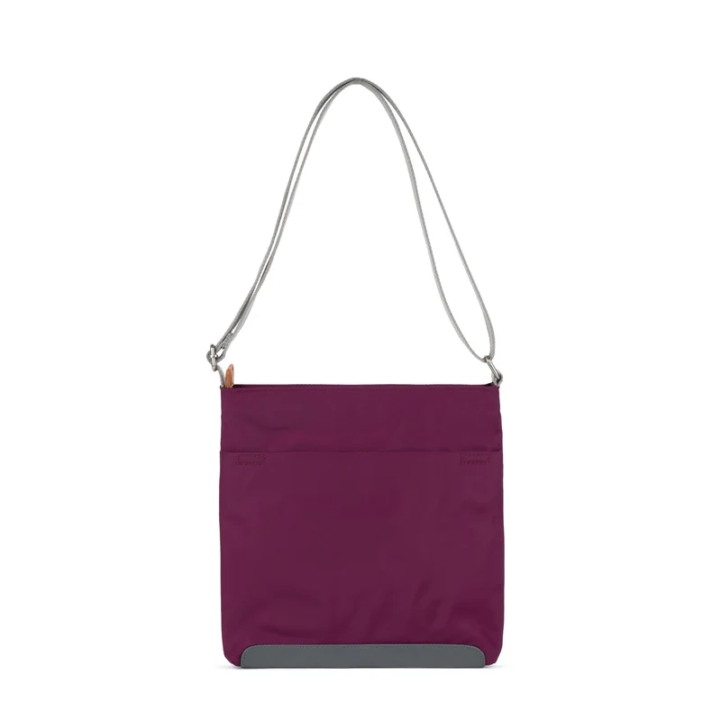 ROKA Kennington B Mittelgroße Tasche aus recyceltem Nylon | Königsblau