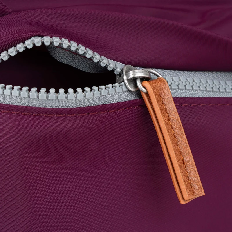 ROKA Kennington B Mittelgroße Tasche aus recyceltem Nylon | Königsblau