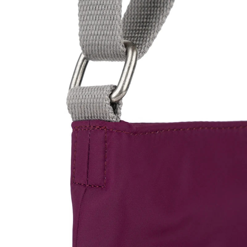 ROKA Kennington B Mittelgroße Tasche aus recyceltem Nylon | Königsblau