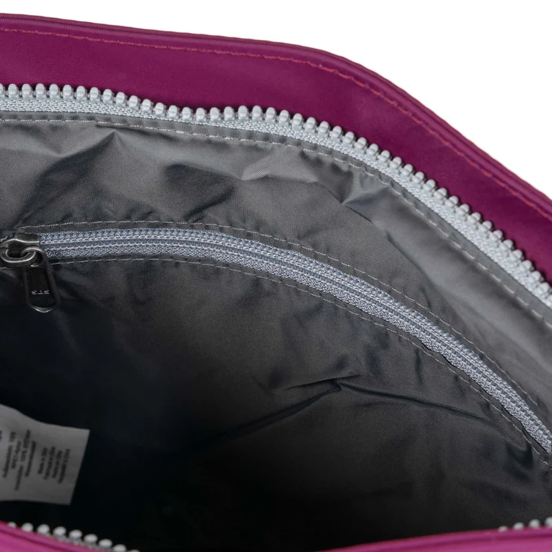 ROKA Kennington B Mittelgroße Tasche aus recyceltem Nylon | Königsblau