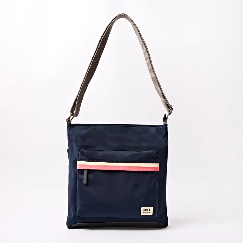 ROKA Kennington B Midnight Stripe Medium Tasche aus recyceltem Nylon