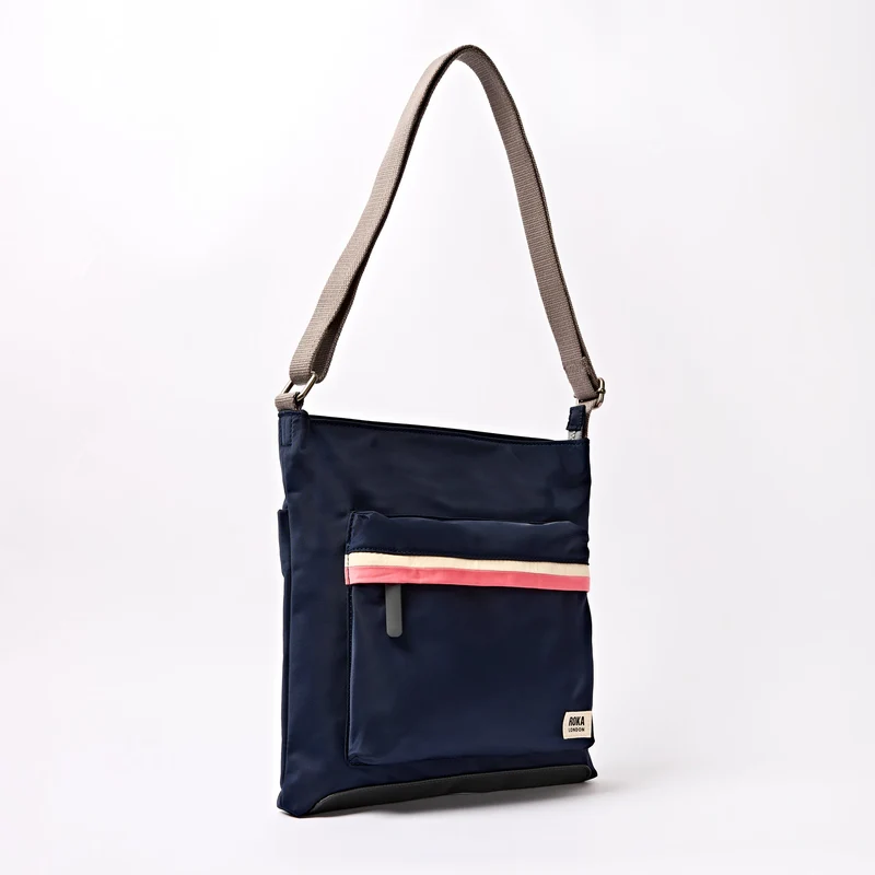 ROKA Kennington B Midnight Stripe Medium Tasche aus recyceltem Nylon