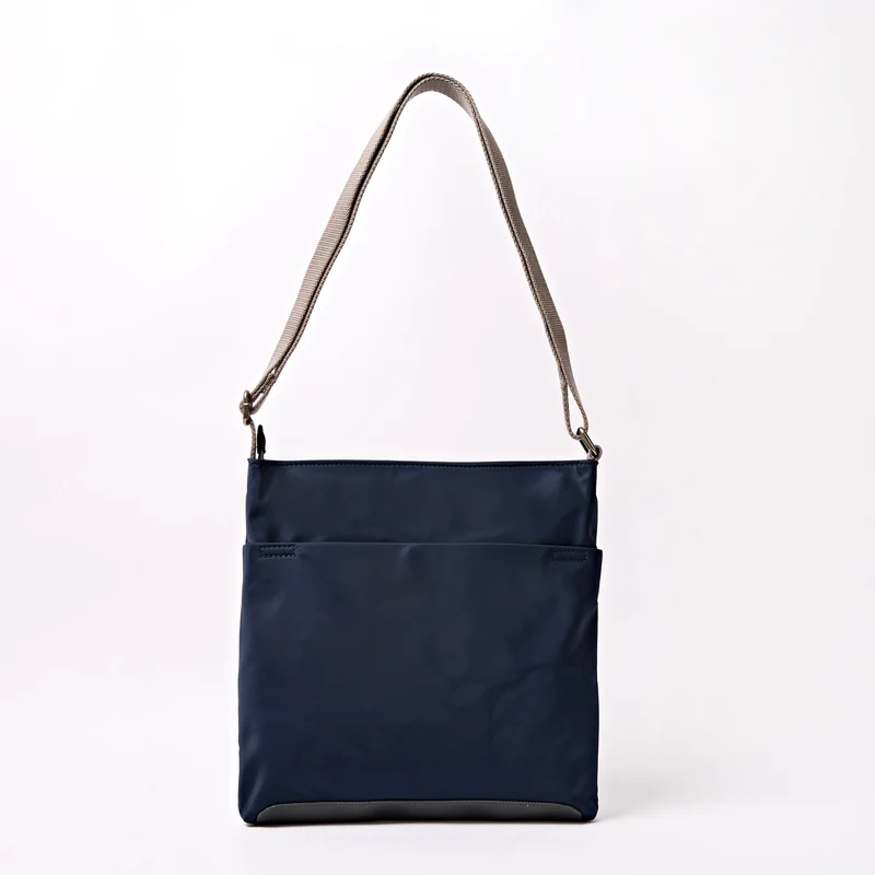 ROKA Kennington B Midnight Stripe Medium Tasche aus recyceltem Nylon