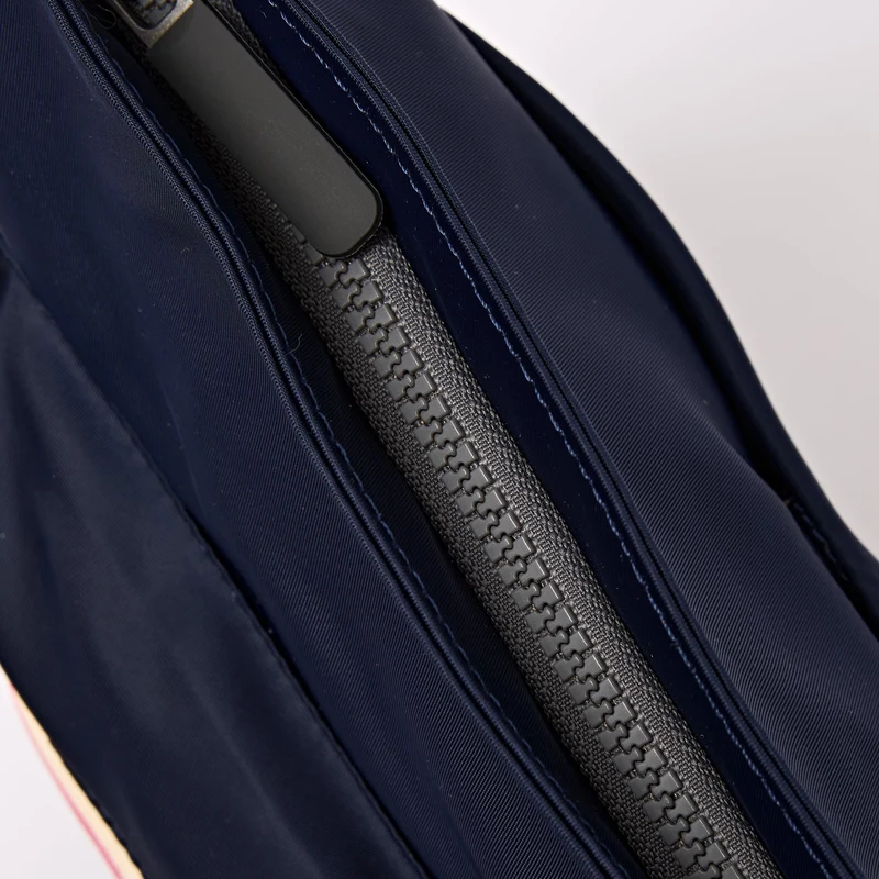 ROKA Kennington B Midnight Stripe Medium Tasche aus recyceltem Nylon