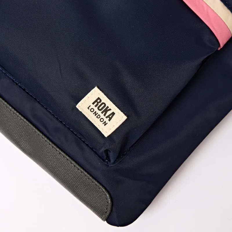 ROKA Kennington B Midnight Stripe Medium Tasche aus recyceltem Nylon