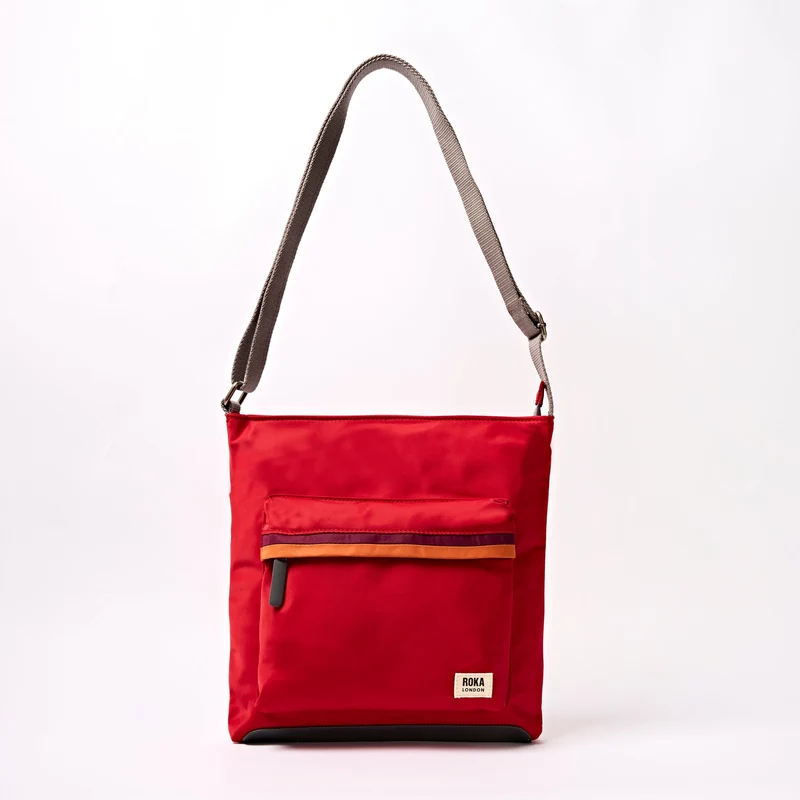 ROKA Kennington B Cranberry Stripe Medium Tasche aus recyceltem Nylon