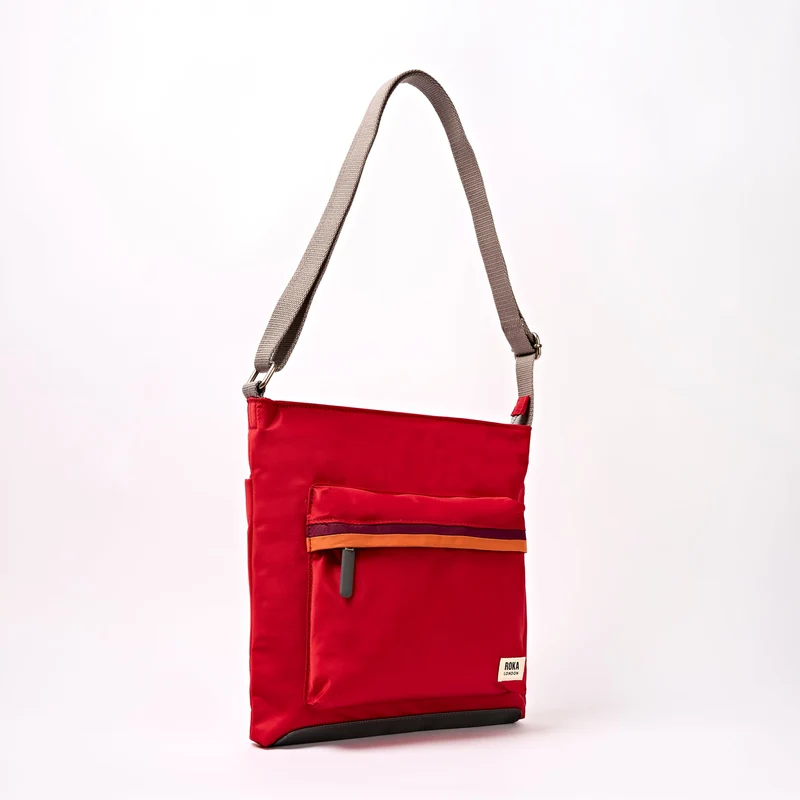 ROKA Kennington B Cranberry Stripe Medium Tasche aus recyceltem Nylon