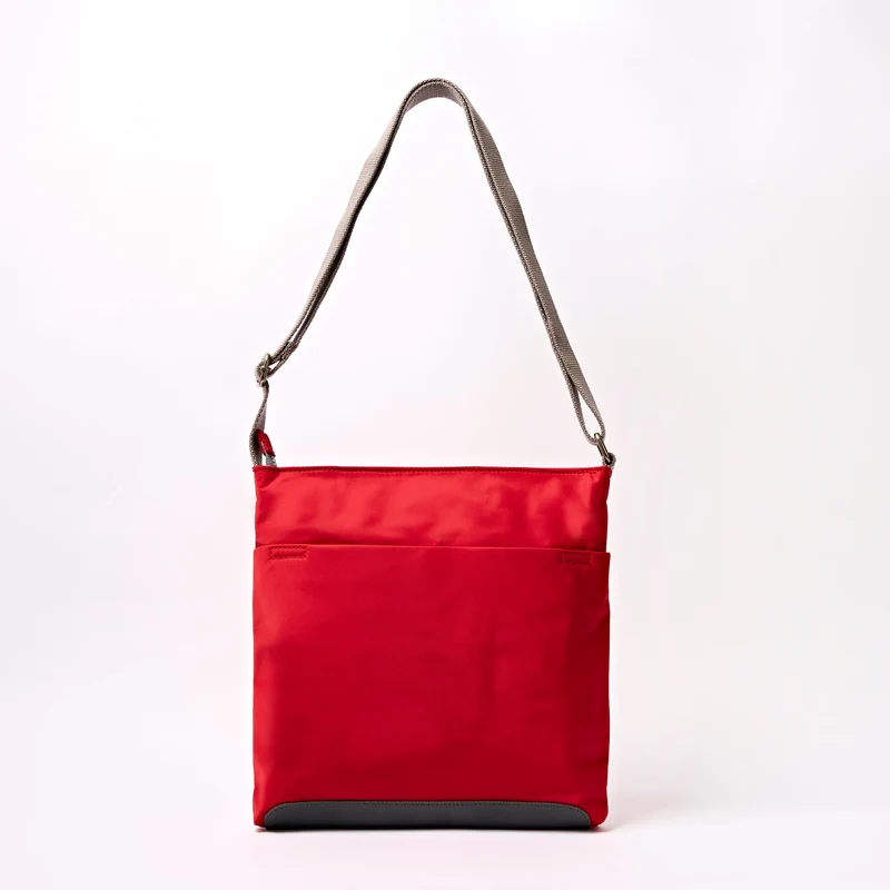 ROKA Kennington B Cranberry Stripe Medium Tasche aus recyceltem Nylon