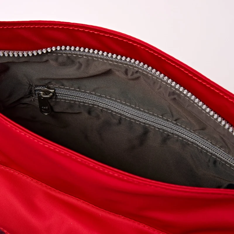 ROKA Kennington B Cranberry Stripe Medium Tasche aus recyceltem Nylon