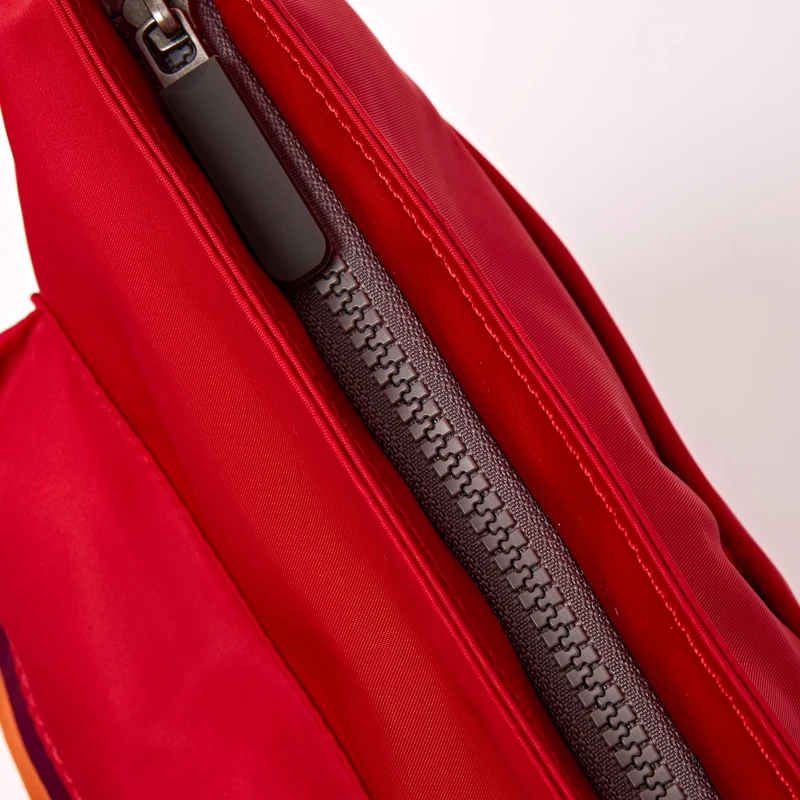 ROKA Kennington B Cranberry Stripe Medium Tasche aus recyceltem Nylon