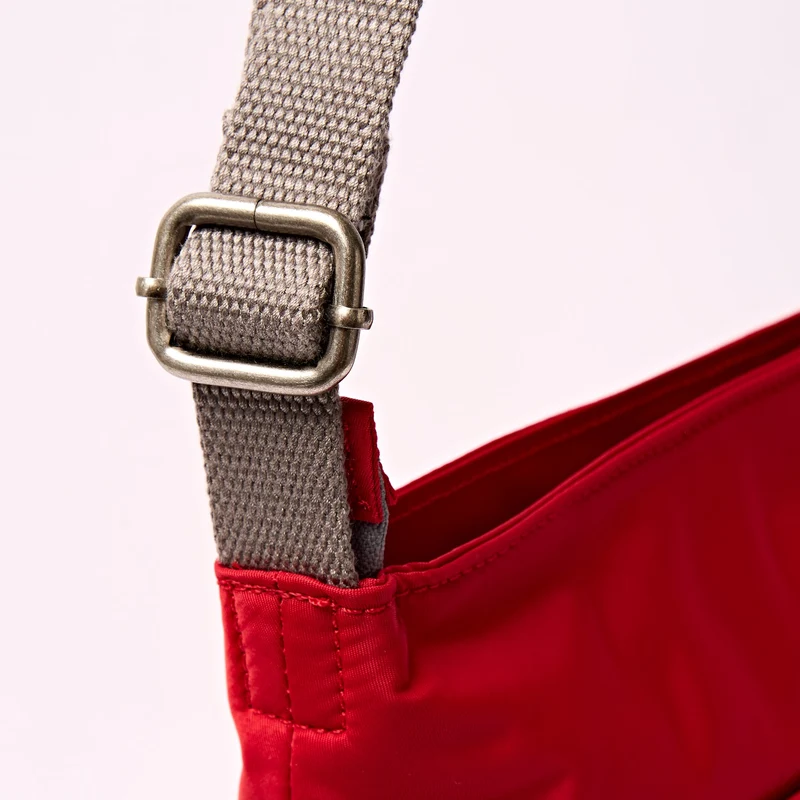 ROKA Kennington B Cranberry Stripe Medium Tasche aus recyceltem Nylon
