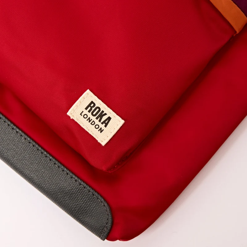 ROKA Kennington B Cranberry Stripe Medium Tasche aus recyceltem Nylon